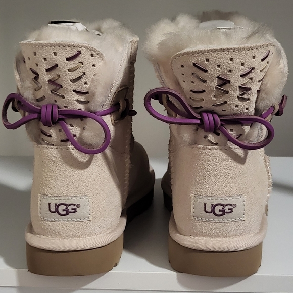 UGG BOOTS BRAND NEW NEVER WORwomen size 7 cream with wine color lace up in back - Picture 3 of 4